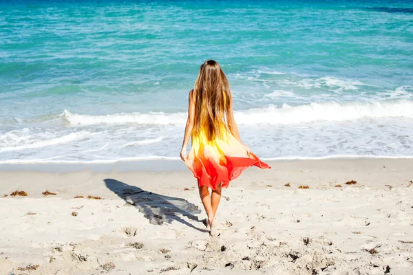 Flicka promenader på stranden — Stockfoto