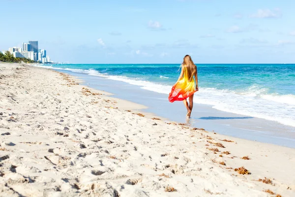 Flicka promenader på stranden — Stockfoto