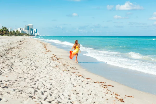 Dziewczyna spacery po plaży — Zdjęcie stockowe