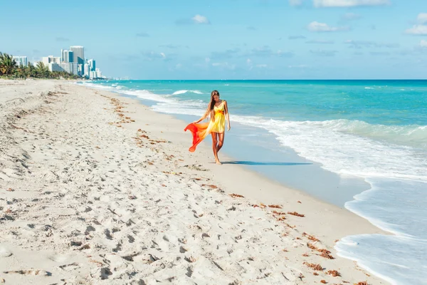 Dívka kráčí po pláži — Stock fotografie