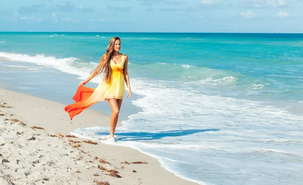 Fille marche sur la plage — Photo