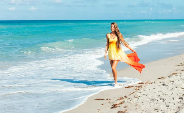 Fille marche sur la plage — Photo