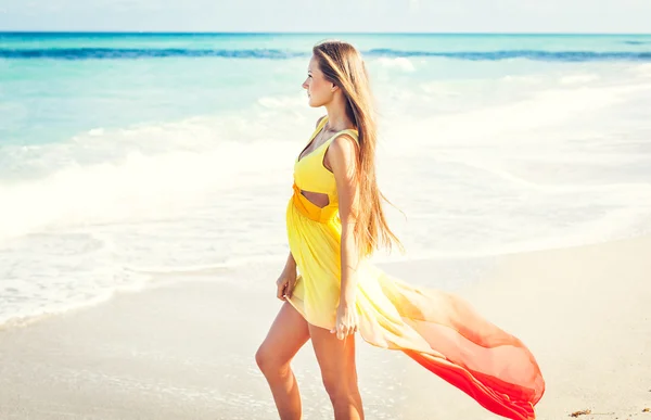 Girl posing on the beach — Stock Photo, Image