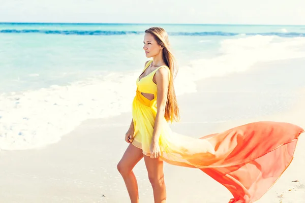 Meisje poseren op het strand — Stockfoto