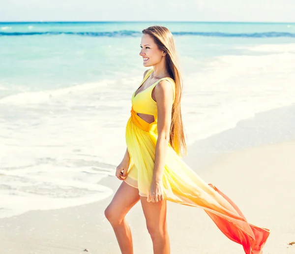 Ragazza in posa sulla spiaggia — Foto Stock