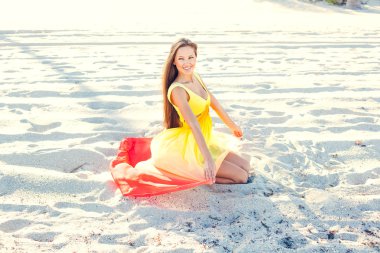 Sahilde poz veren kız.