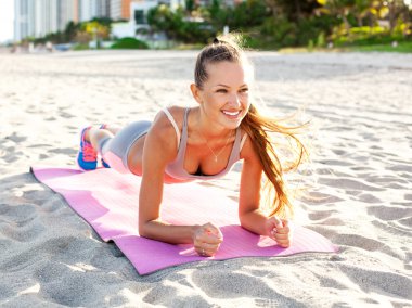 Sahilde çalışma dışarı kız