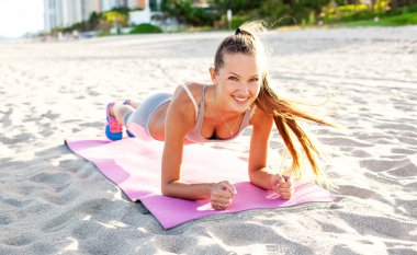 Sahilde çalışma dışarı kız