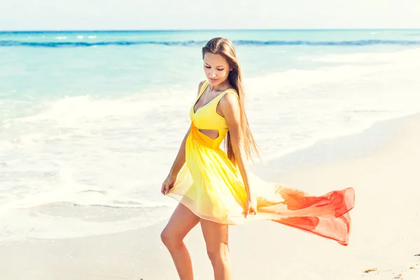 Meisje poseren op het strand — Stockfoto