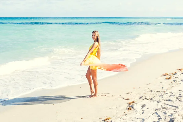 Fille posant sur la plage — Photo