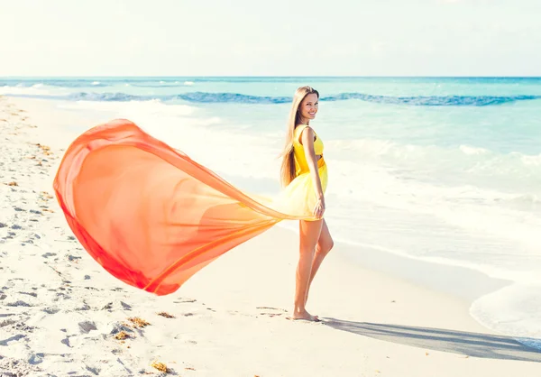 Fille posant sur la plage — Photo