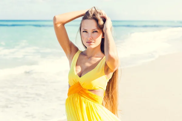 Chica posando en la playa — Foto de Stock