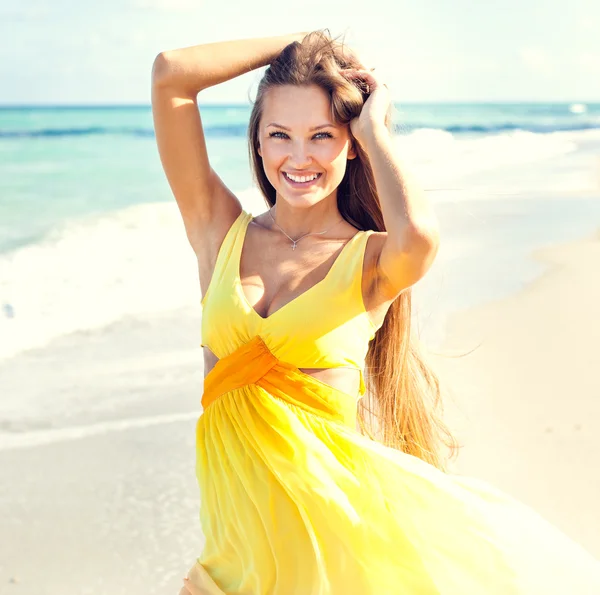 Meisje poseren op het strand — Stockfoto