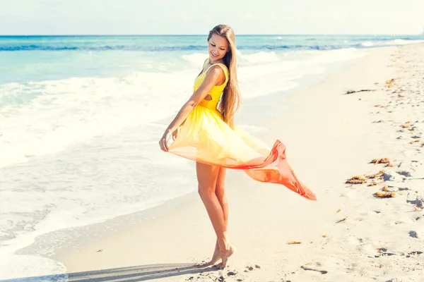 Menina posando na praia — Fotografia de Stock