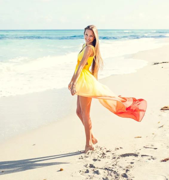 Девушка позирует на пляже — стоковое фото