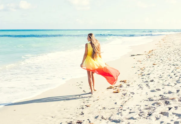Dziewczyna pozowanie na plaży — Zdjęcie stockowe