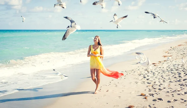 Fille posant sur la plage — Photo