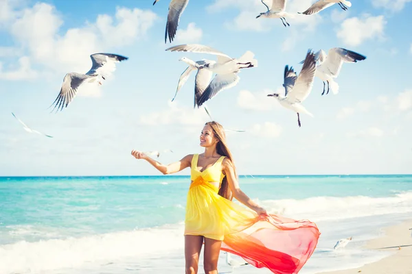 Girl posing on the beach — Stock Photo, Image