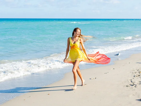 Menina posando na praia — Fotografia de Stock