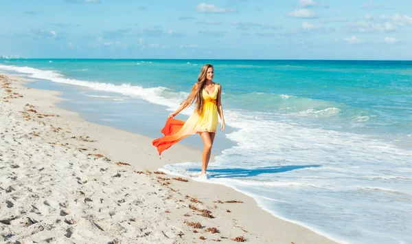 Fille marche sur la plage — Photo