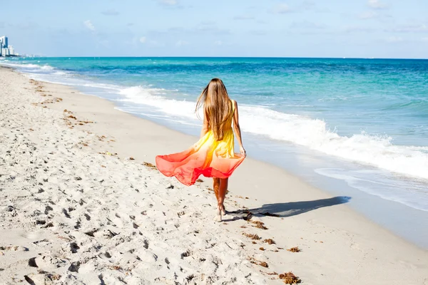 Flicka promenader på stranden — Stockfoto