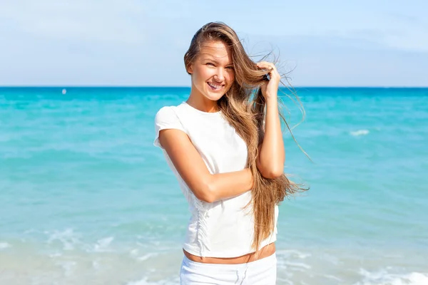 Vacker flicka på stranden — Stockfoto