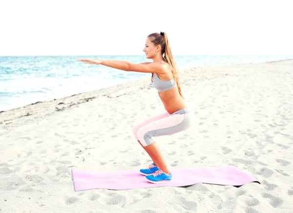 Fille travaillant sur la plage — Photo