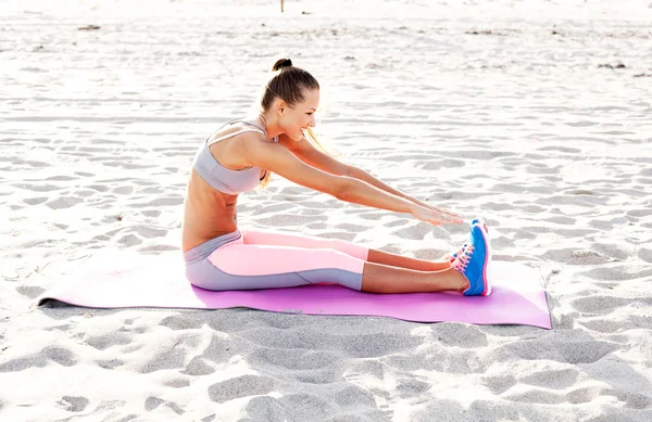 Girl working out on the beach — Stock Photo, Image