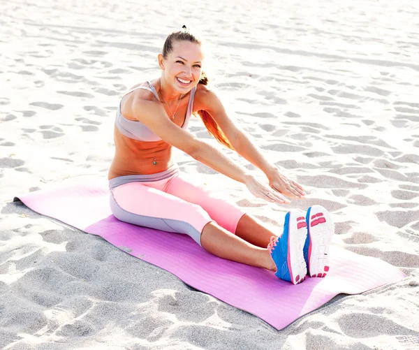 Girl working out on the beach — Stock Photo, Image