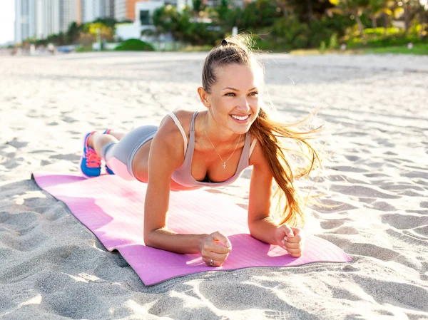 Girl working out on the beach — Stock Photo, Image