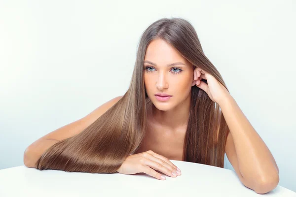 Bella donna con capelli lunghi sani — Foto Stock