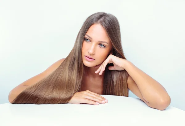 Schöne Frau mit gesunden langen Haaren — Stockfoto