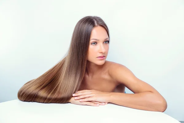 Menina bonita com cabelos longos — Fotografia de Stock