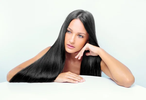 Schönes Mädchen mit glänzenden schwarzen Haaren — Stockfoto