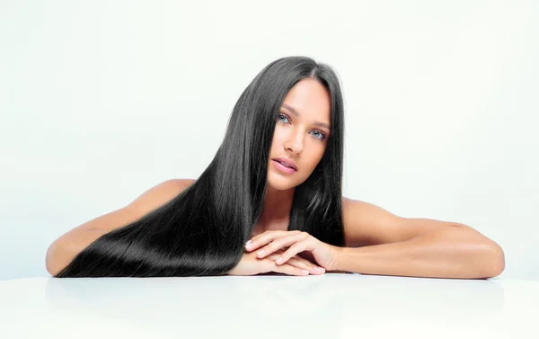 Bella ragazza con i capelli neri lucidi — Foto Stock