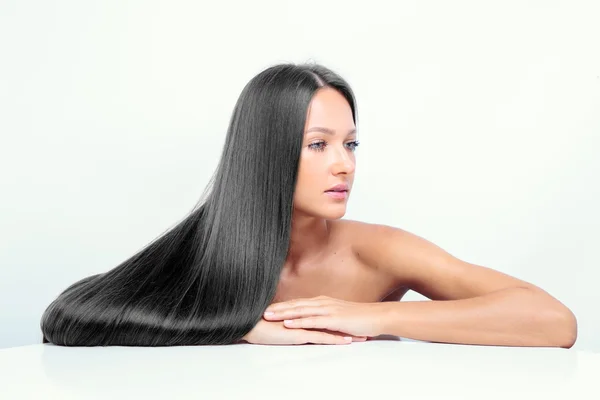 Schönes Mädchen mit glänzenden schwarzen Haaren — Stockfoto