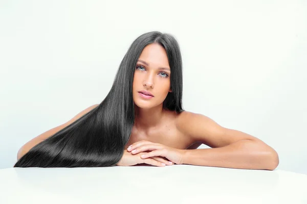 Menina bonita com cabelo preto brilhante — Fotografia de Stock