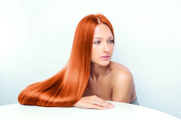 Modèle de mode avec de longs cheveux rouges — Photo