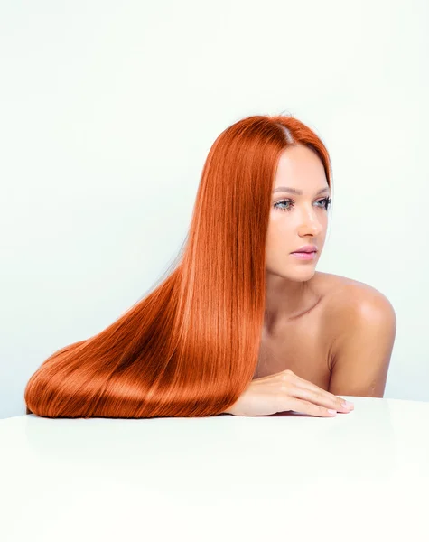 红色的长头发的时装模特 — 图库照片