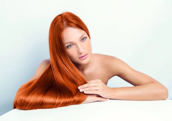 Modelo de moda com cabelo vermelho longo — Fotografia de Stock