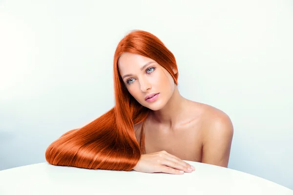Vacker flicka med glänsande rött hår — Stockfoto