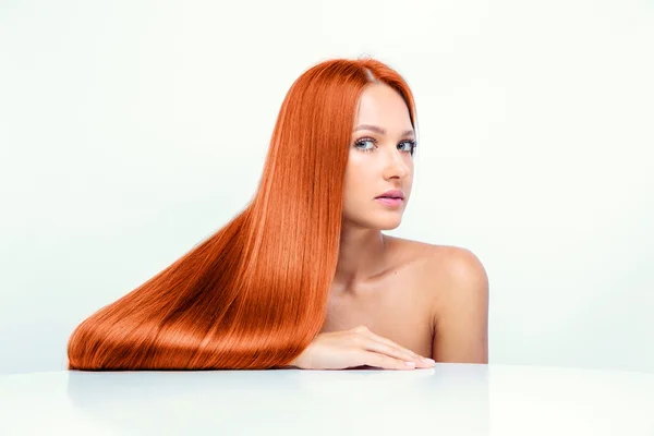 Szép fényes vörös hajú lány — Stock Fotó
