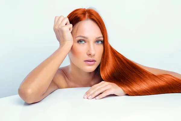 Schöne Mädchen mit glänzenden roten Haaren — Stockfoto