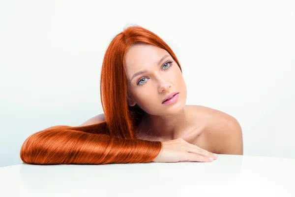 Piękna dziewczyna z błyszczące czerwone włosy — Zdjęcie stockowe