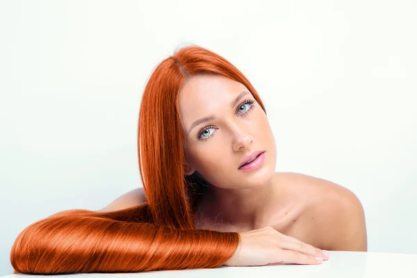 Schöne Mädchen mit glänzenden roten Haaren — Stockfoto