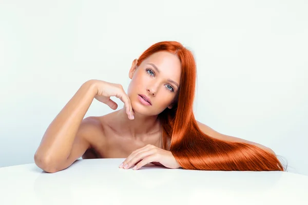 Красивая девушка с длинными рыжими волосами — стоковое фото