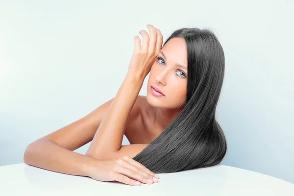 Mujer con pelo largo y negro — Foto de Stock