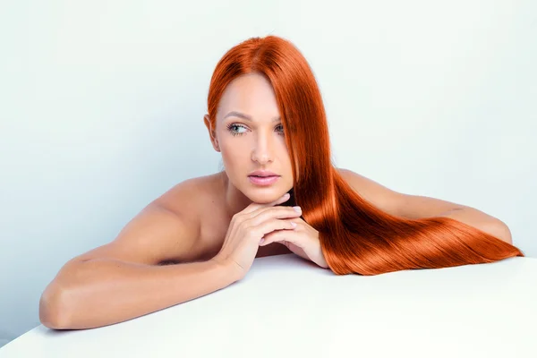 Menina bonita com cabelo vermelho longo — Fotografia de Stock