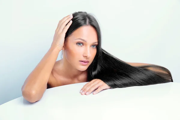 Vrouw met lange zwarte haren — Stockfoto