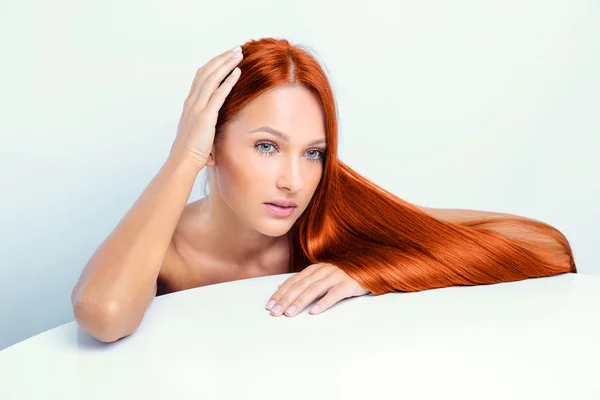 Schönes Mädchen mit langen roten Haaren — Stockfoto